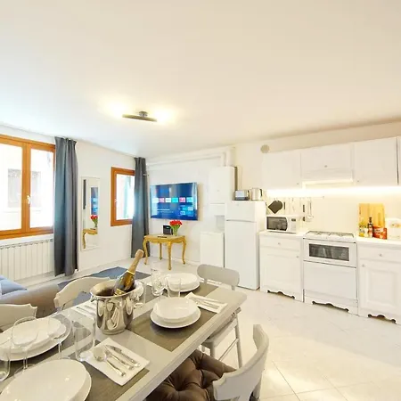 Gondola View Apartment *